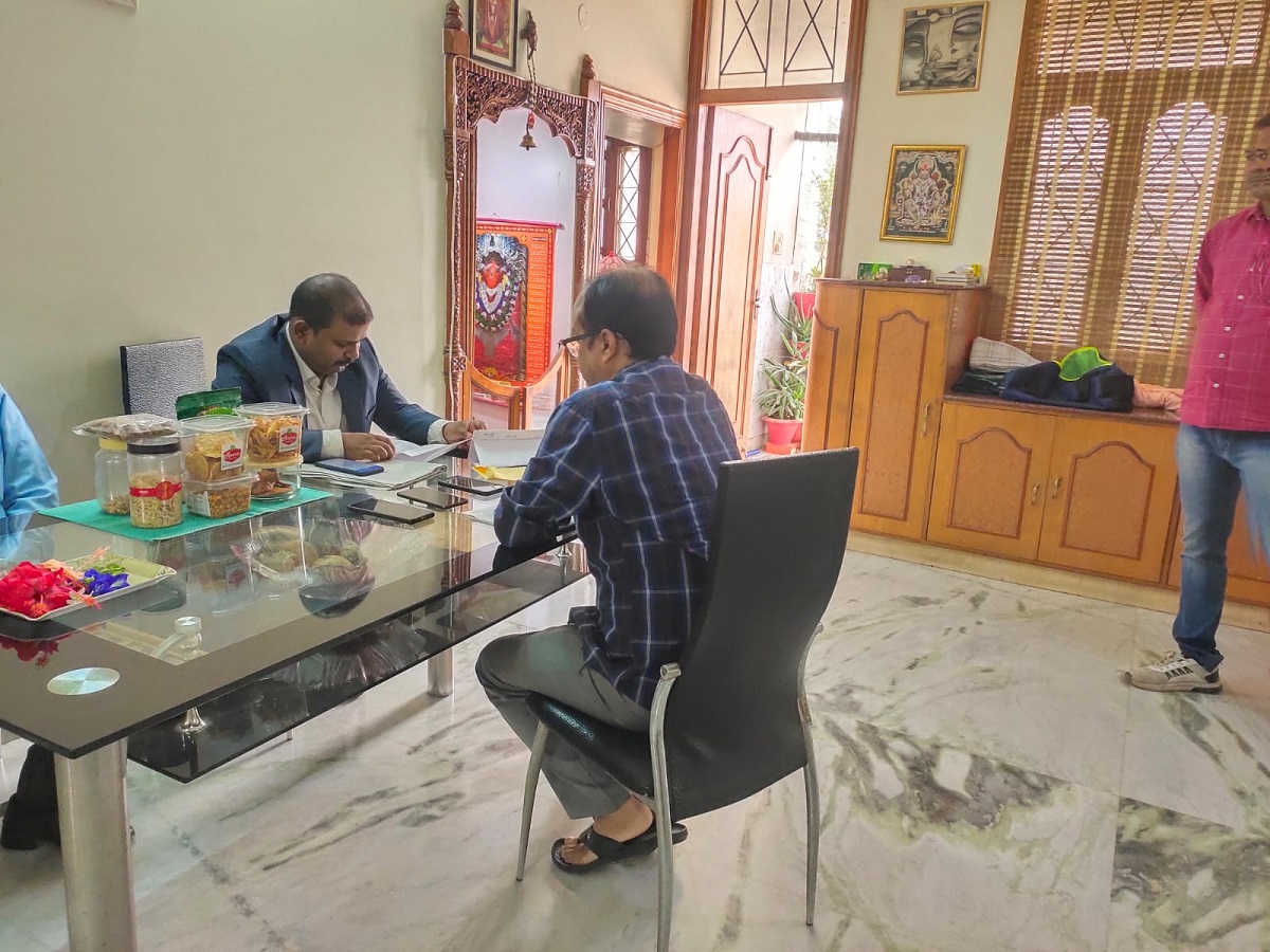 पटना में जारी रेड के दौरान विजिलेंस के अधिकारी