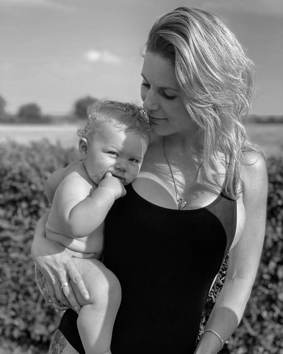  लीन ने अब अपनी सोशल मीडिया की लोकप्रियता को भुनाने का फैसला किया है, जिसमें 124,000 इंस्टाग्राम फॉलोअर्स शामिल हैं. ब्रिटिश अखबार डेली मेल के मुताबिक ओनलीफैंस से जुड़कर वो पैसे के साथ-साथ मौज मस्ती की नौकरी करना चाहती हैं.