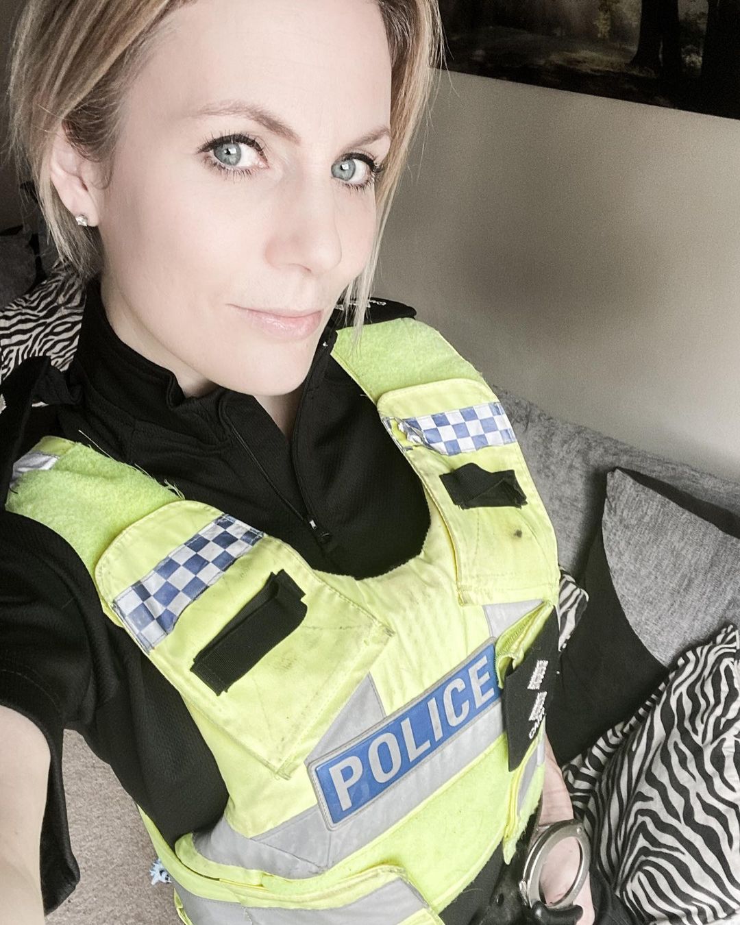  ब्रिटेन और अमेरिका में इन दिनों युवाओं के बीच एडल्ट एप onlyfans काफी लोकप्रिय है. कई लोग अपनी नौकरी छोड़ कर इसे ज्वाइन कर रहे हैं. इसी कड़ी में एक महिला पुलिस ऑफिसर भी इसमें शामिल हुई है.