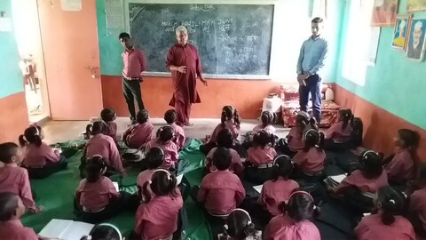 तिब्बती भाषा सिख कर उन्हें इनकी ही भाषा में समझा सकेंगे और गाइड का भी काम कर सके