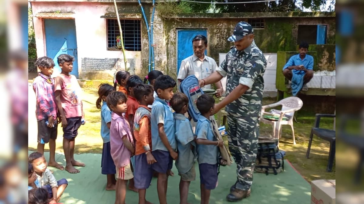 Balaghat: नक्सल प्रभावित इलाके में शिक्षा की अलख जगाने का प्रयास बच्चों को बांटे गए स्कूल बैग व किताबें