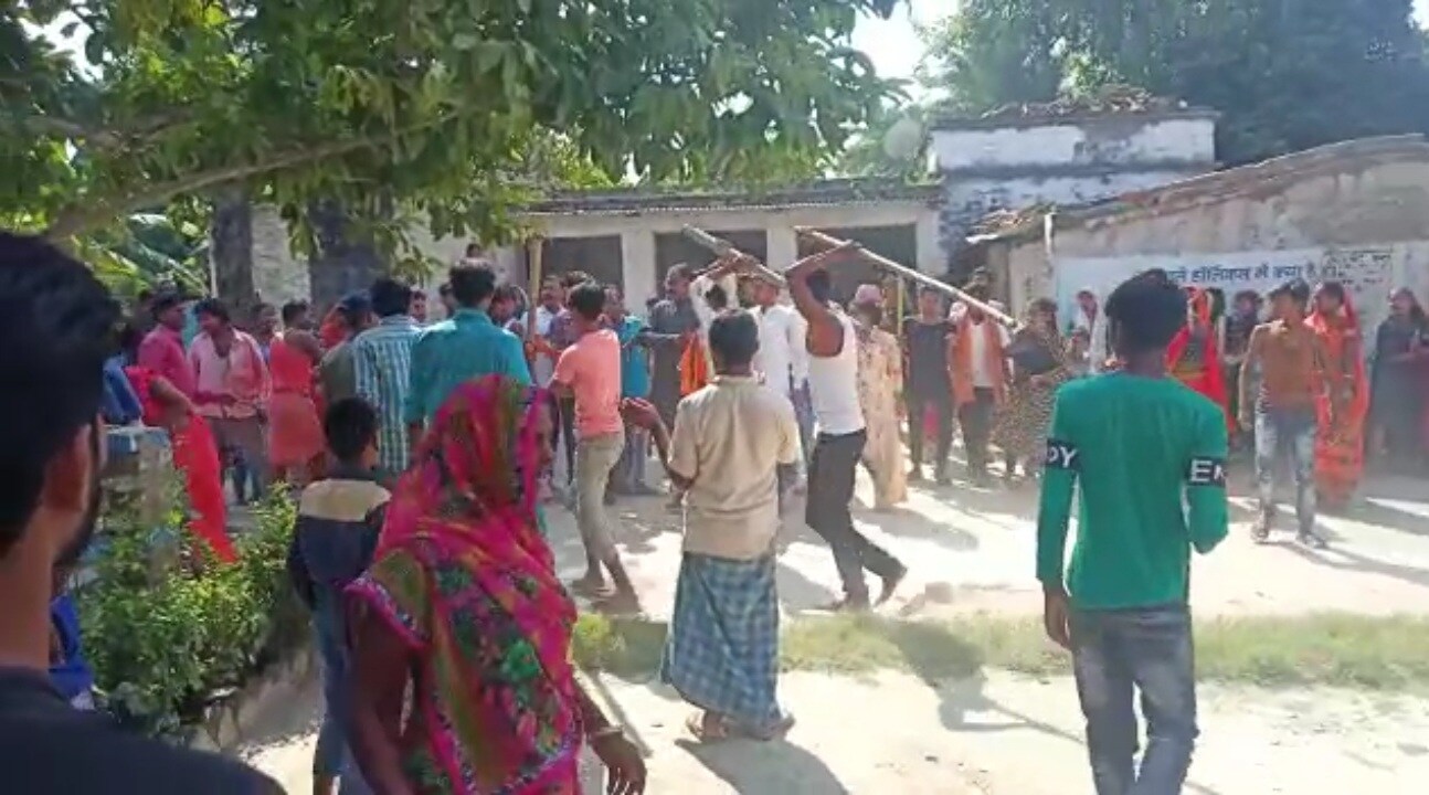 समस्तीपुर : घर के पास जुआ खेलने से रोका तो कर दी लाठियों से पिटाई, वारदात  का वीडियो वायरल - samastipur gamblers beat irshad with lathi video incident video  viral – News18 हिंदी