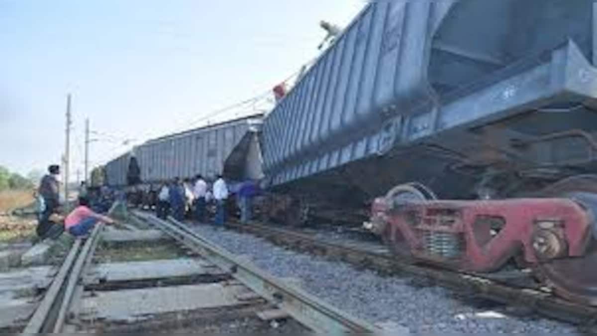 Indian Railways: झांसी में पटरी से उतरी मालगाड़ी कई ट्रेनों का रूट डायवर्ट यहां देखें लिस्‍ट