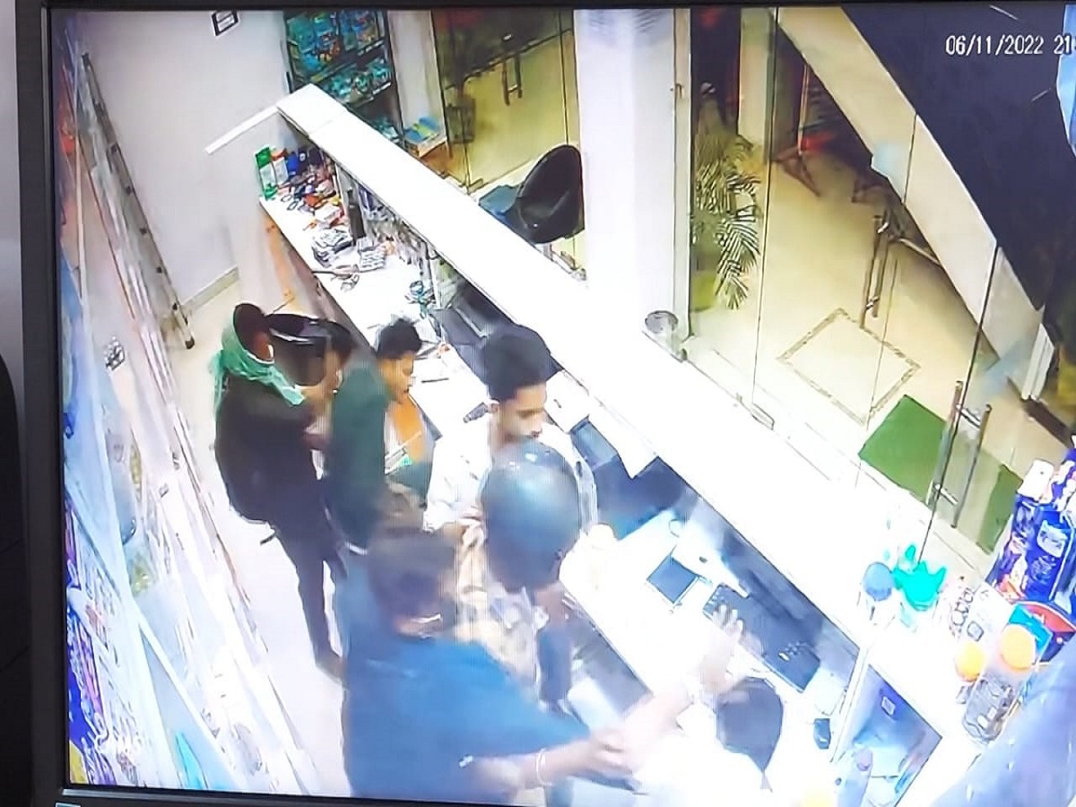 सीसीटीवी में कैद हुई पटना के मेडिकल स्टोर को लूटने वाले गैंग की तस्वीर 