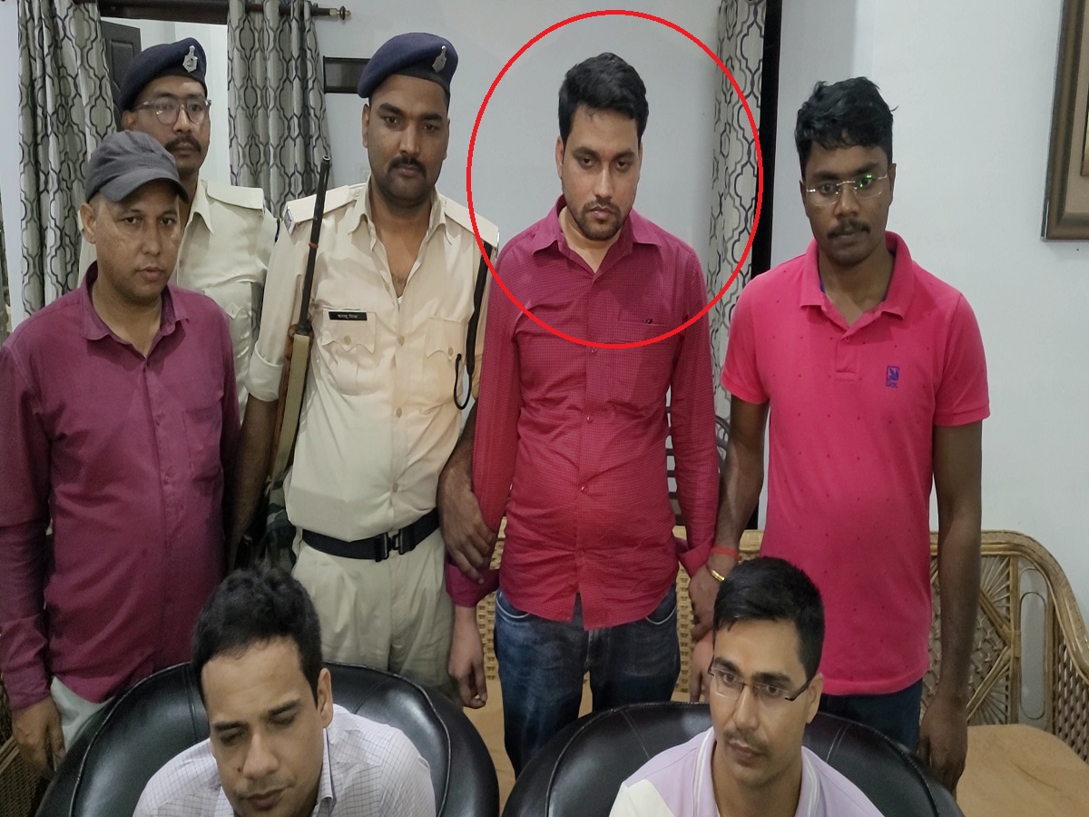 बिहार के पूर्णिया से गिरफ्तार किया गया कानूनगो (लाल घेरे में)