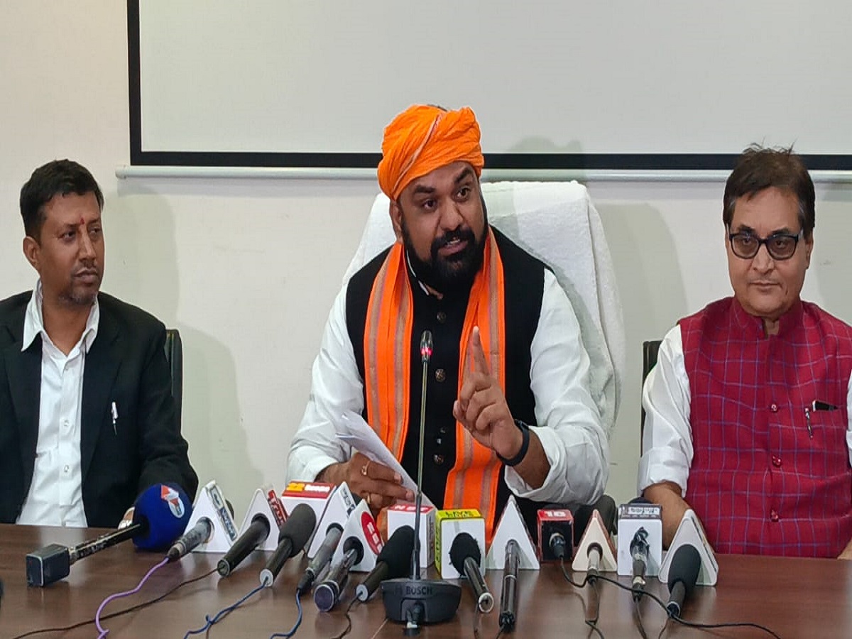 मीडिया से बात करते विधान परिषद में नेता प्रतिपक्ष सम्राट चौधरी