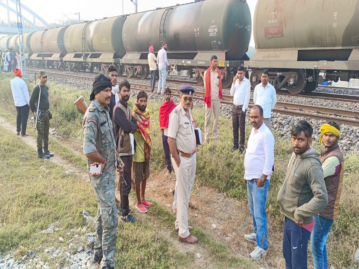 बिहार के कैमूर में हुए हादसे के बाद घटनास्थल पर जमा भीड़