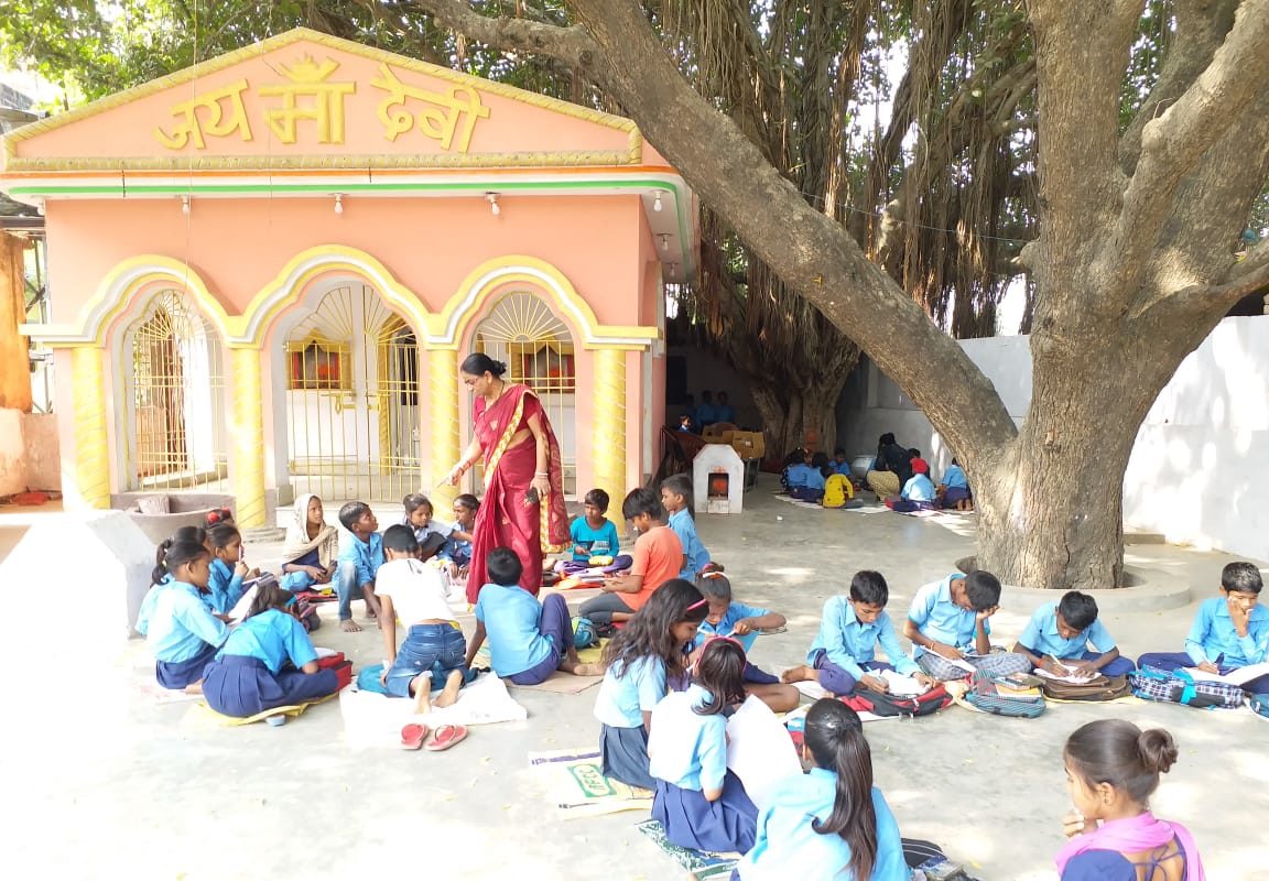 Gaya: भगवान भरोसे चल रहा सरकारी स्कूल, भवन के अभाव में मंदिर में पढ़ने को मजबूर  छात्र - government school has not its building due to which students have  to attend classes