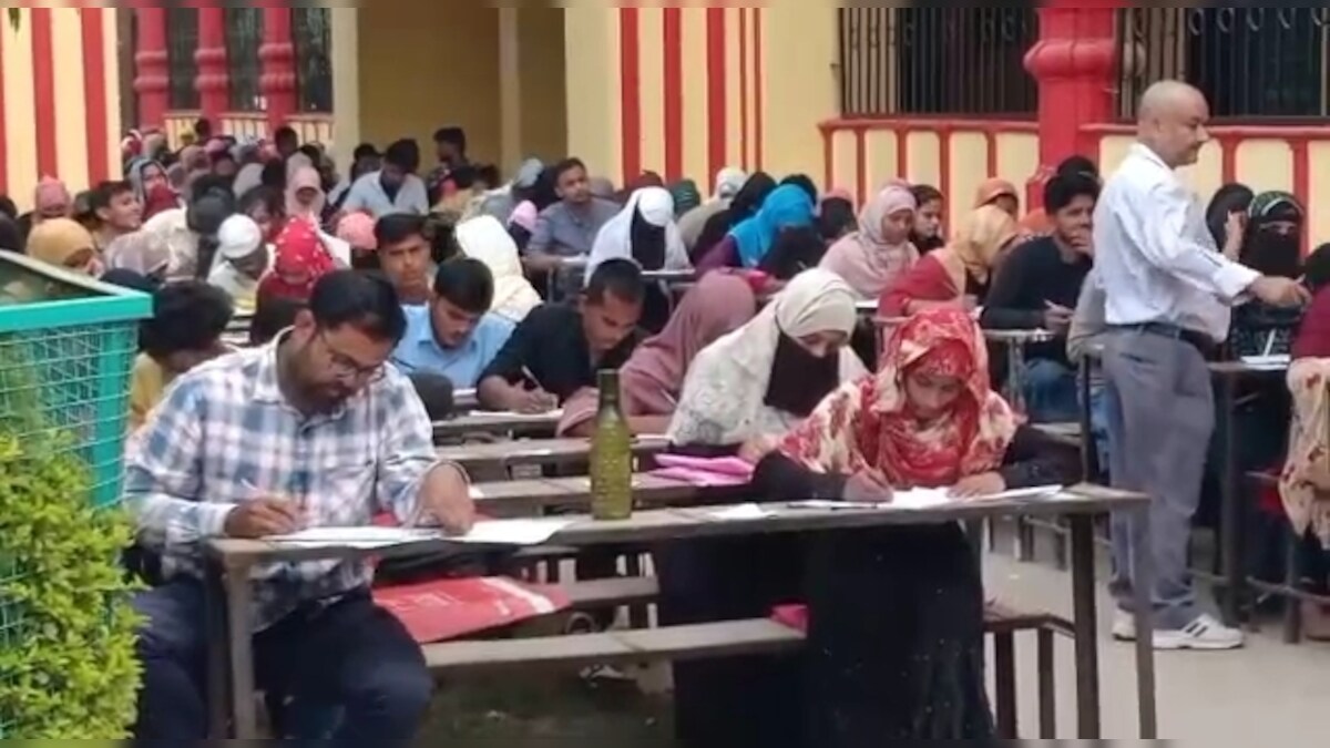 Begusarai: बदहाल शिक्षा व्यवस्था की शर्मनाक तस्वीर LNMU के छात्रों ने मैदान में बैठ कर दी परीक्षा