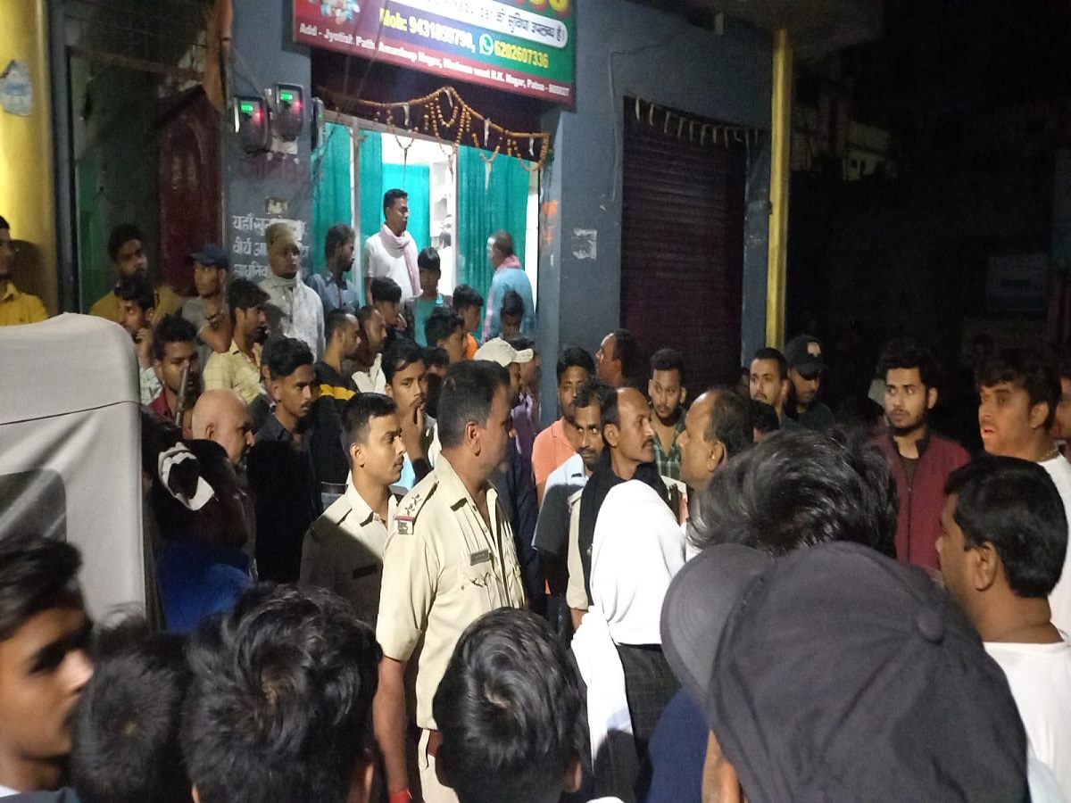 पटना में हुई गोलीबारी की वारदात के बाद घटनास्थल पर जमा भीड़