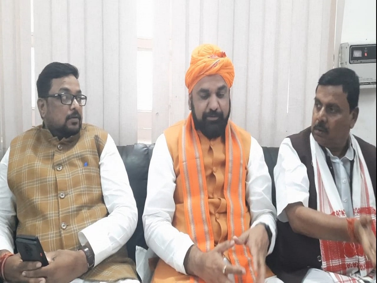 बिहार के जमुई में पत्रकारों से बात करते सम्राट चौधरी