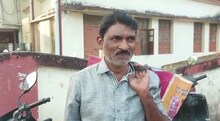 इमानदारी! सड़क पर मिला डेढ़ लाख रुपये से भरा बैग, वकील ने असली मालिक को लौटाया