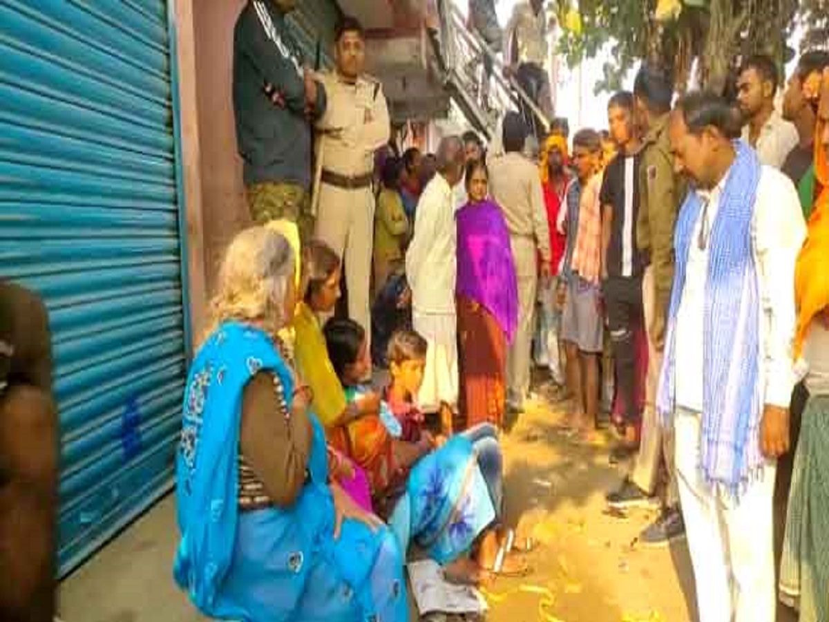 पटना के सिटी इलाके में हुई हत्या की घटना के बाद जमा भीड़