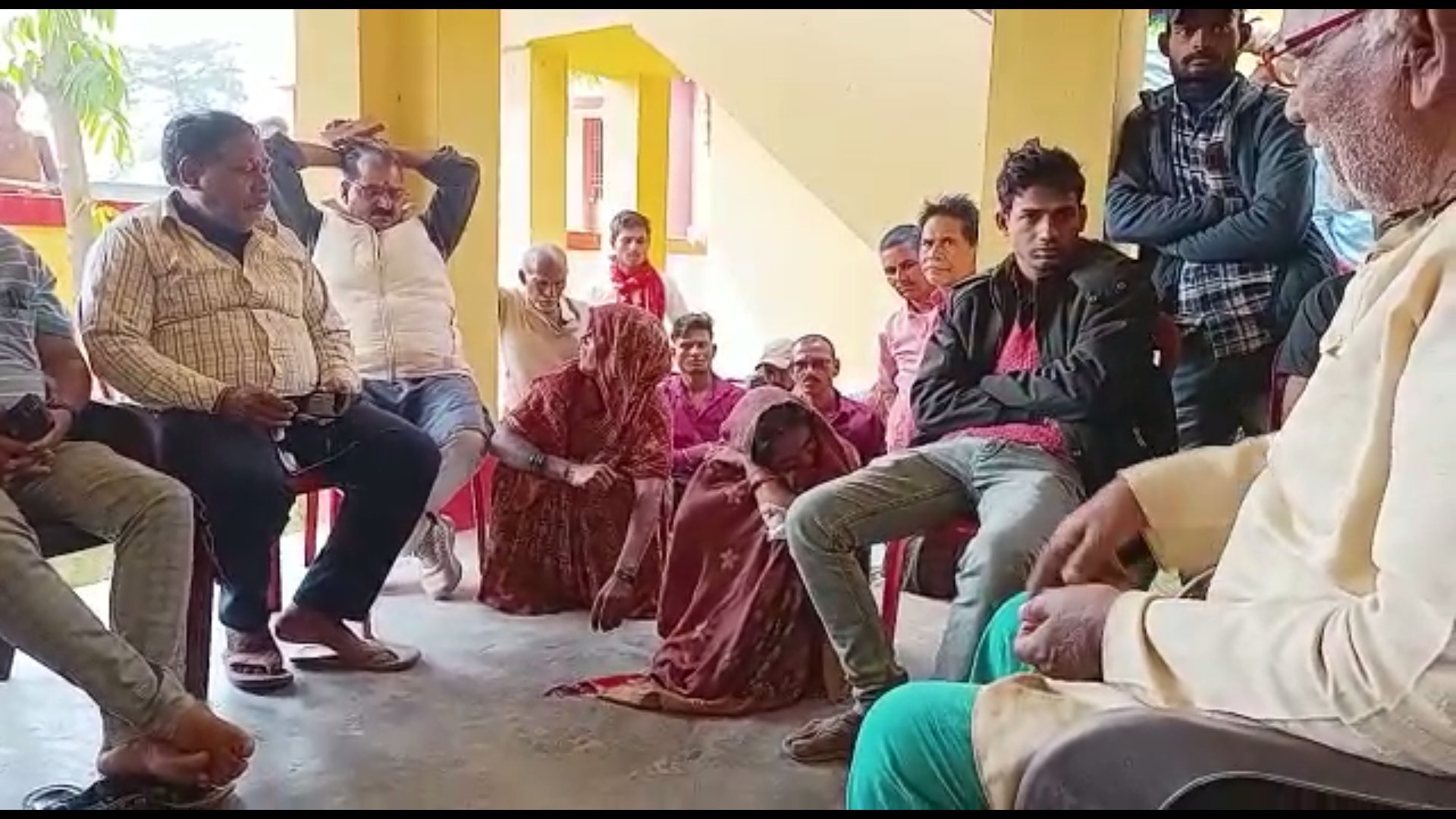 मैं हूं प्रेम रोगी, मेरी तीसरी शादी कराओ, भागलपुर में धरने पर बैठी शादीशुदा महिला - premrog woman adamant on third marriage leaving second husband sits on dharna at lovers house in