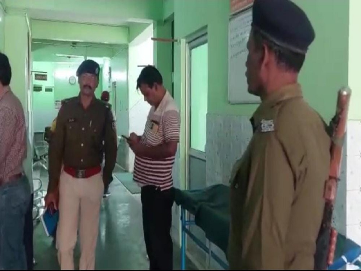 पटना के क्लिनिक में हुई छेड़खानी की घटना के बाद मामले की जांच के लिये पहुंची पुलिस