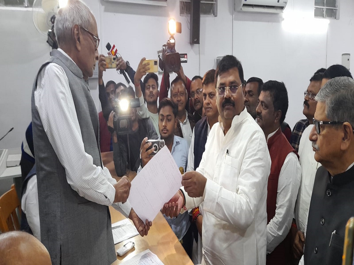 जेडीयू संगठन चुनाव में नामांकन का पर्चा दाखिल करते उमेश कुशवाहा 