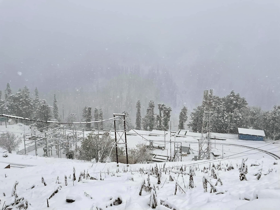  मौसम विभाग ने सोमवार के लिए प्रदेश के 7 जिलों में बारिश और बर्फबारी होने का येलो अलर्ट जारी किया है. इसमें लाहौल स्पीति, किन्नौर, कुल्लू, चंबा, कांगड़ा, मंडी, शिमला जिला शामिल हैं. लाहौल स्पीति, चंबा, किन्नौर और गुल्लू की ऊंची चोटियों पर जहां ताजा हिमपात हुआ है.