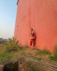  सारा अली खान को वेस्टर्न लुक वाले अंदाज में देख फैंस गॉर्जियस बता रहे हैं. (फोटो साभार: saraalikhan95/Instagram)