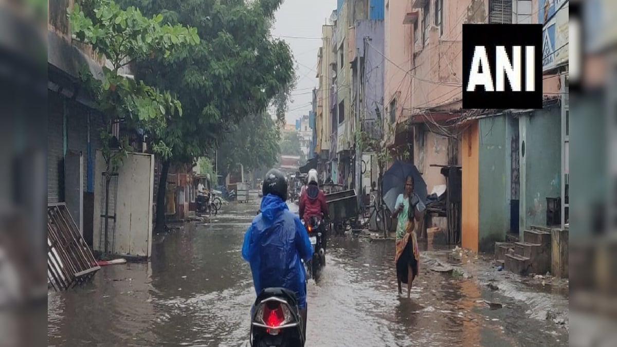 PHOTOS: पुडुचेरी में भारी बारिश के कारण भीषण जलभराव सड़कें बनीं तालाब ट्रैफिक हुआ बाधित