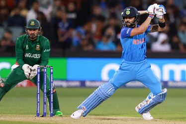  विराट कोहली ऑस्ट्रेलिया में टी20 इंटरनेशनल क्रिकेट में कुल आठ बार 50 या इससे ज्यादा रन की पारी खेल चुके हैं. उन्होंने यह उपलब्धि बांग्लादेश के खिलाफ हासिल की. कोहली ने 14 पारियों में 8 बार 50 प्लस का स्कोर किया है. इससे पहले डेविड वॉर्नर ने 30 जबकि एरॉन फिंच (Aaron Finch) ने 43 पारियों में 8 बार 50 या उससे ज्यादा रन की पारी खेली थी. (AP)
