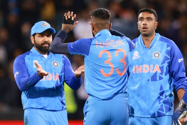  पुरुषों के टी20 विश्व कप में सबसे ज्यादा मैच जीतने का रिकॉर्ड श्रीलंका के नाम है. श्रीलंका ने 31 मैच अपने नाम किए हैं. इस लिस्ट में भारत अब दूसरे नंबर पर पहुंच गया है जबकि पाकिस्तान की टीम 25 जीत के साथ तीसरे नंबर पर खिसक गई है. मौजूदा टी20 विश्व कप में बाबर आजम एंड कंपनी का प्रदर्शन कुछ खास नहीं रहा है. उसे पहले मैच में भारत ने जबकि दूसरे मैच में उसे जिम्बाब्वे ने एक रन से हराकर बड़ा उलटफेर किया. (AP)