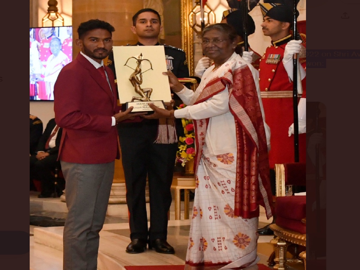  राष्ट्रपति द्रौपदी मुर्मू ने स्टीपलचेजर अविनाश साबले को अर्जुन अवॉर्ड से सम्मानित किया. उन्होंने इस साल बर्मिंघम में हुए कॉमनवेल्थ गेम्स में सिल्वर मेडल जीता था. इसके अलावा, उन्होंने 2019 की एशियन चैम्पियनशिप में भी रजत पदक जीता था. अविनाश साबले ने टोक्यो ओलंपिक में हिस्सा लिया था. तब वो गुलजारा सिंह के बाद ओलंपिक में स्टीपलचेज स्पर्धा में क्वालीफाई करने वाले पहले भारतीय बने थे. (SAI Media twitter)