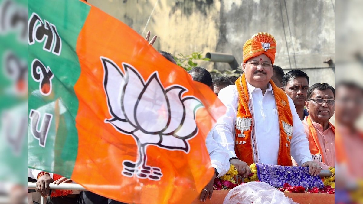 PHOTOS: डोर-टू-डोर कैंपेन में जुटी भाजपा केंद्रीय मंत्री राजनाथ सिंह ने घर-घर जाकर BJP के लिए मांगे वोट