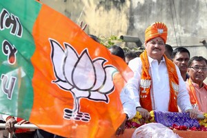 PHOTOS: डोर-टू-डोर कैंपेन में जुटी भाजपा, केंद्रीय मंत्री राजनाथ सिंह ने घर-घर जाकर BJP के लिए मांगे वोट