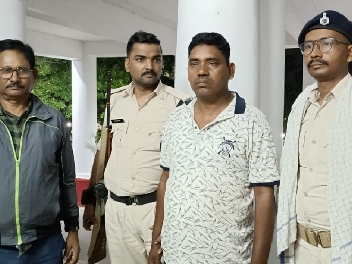 पूर्णिया में दारोगा को निगरानी टीम ने घूस लेते रंगे हाथों पकड़ा.