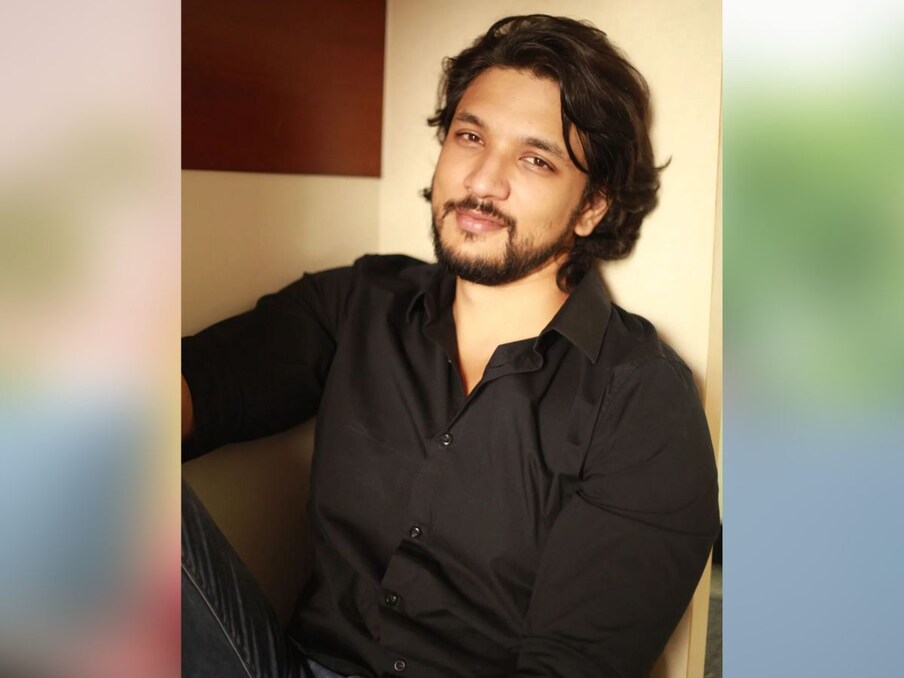  इसके अलावा मंजिमा मोहन ने भी गौतम के साथ रोमांटिक तस्वीरों को शेयर किया है और उसे शेयर करने के साथ ही उन्होंने को-एक्टर पर ढेर सारा प्यार लुटाया है. उन्होंने लिखा, '3 साल पहले जब मैं कहीं खो गई थी, तब तुम मेरी जिंदगी में एक गार्जियन की तरह आए. आपने जीवन के प्रति मेरी सोच को बदला और मुझे महसूस कराया कि मैं कितनी धन्य हूं. जब भी मुझे बुरा महसूस होता तो आप मुझे इससे बाहर निकाल लेते. आपने मुझे कमियों को स्वीकार करना और कई बार खुद को स्वीकार करना सिखाया है.'