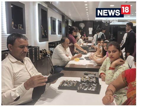 वाराणसी में चांदी के भाव में 200 रुपये की गिरावट आई है. 