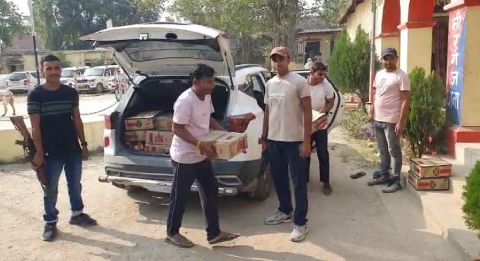 लूटी गयी लग्जरी कार से बरामद शराब