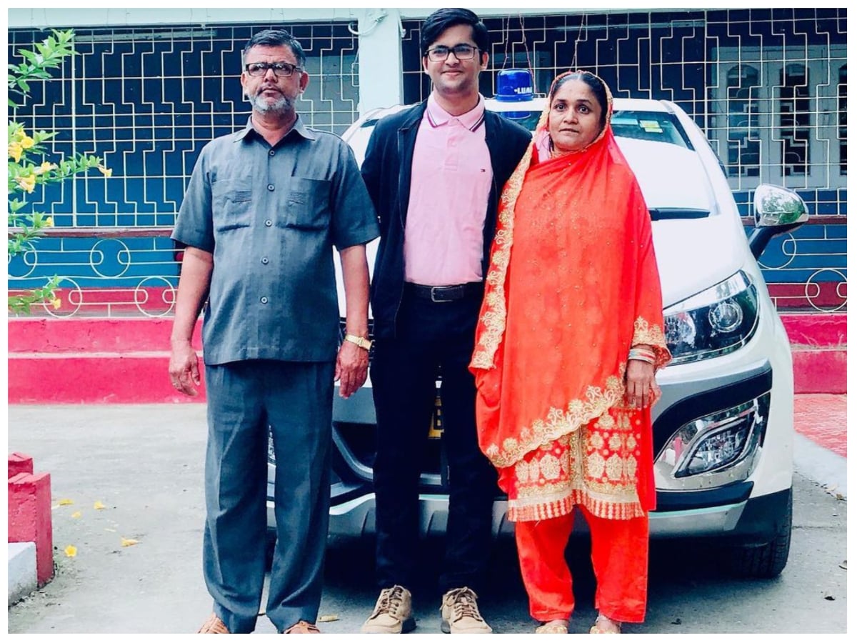 Success Story: पिता चलाते थे ऑटो रिक्शा, 21 साल की उम्र में अंसार शेख ऐसे बने IAS - success story of ias ansar shaikh youngest ias officer upsc exam rank - News18 हिंदी