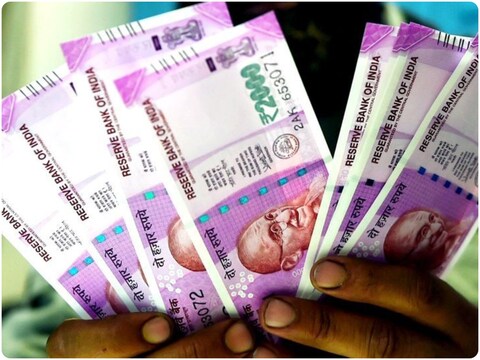 केंद्र सरकार ने व्यापार निकायों और बैंकों से अधिक देशों के साथ रुपये में व्यापार बढ़ाने को कहा है.
