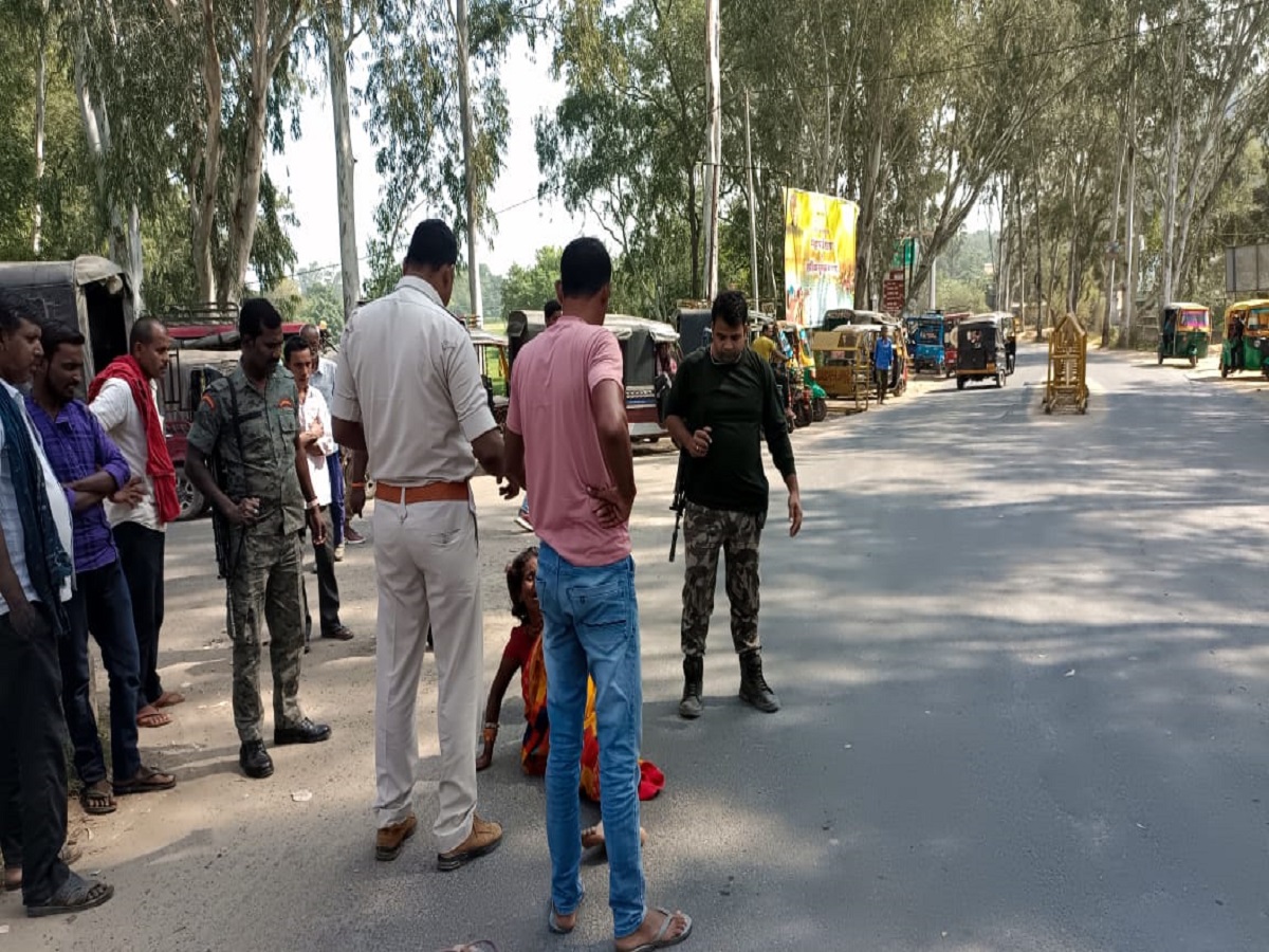 जमुई में पुलिसवालों ने रोड पर गिरी हुई महिला की मदद की. 