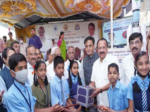 कर्नाटक सरकारी स्कूल के बच्चे अपने सैटेलाइट का नाम बदल कर सैटेलाइट पुनीत कर रहे हैं. इसरो की मदद से लंच किया जायेगा. (फोटो-न्यूज़18)
