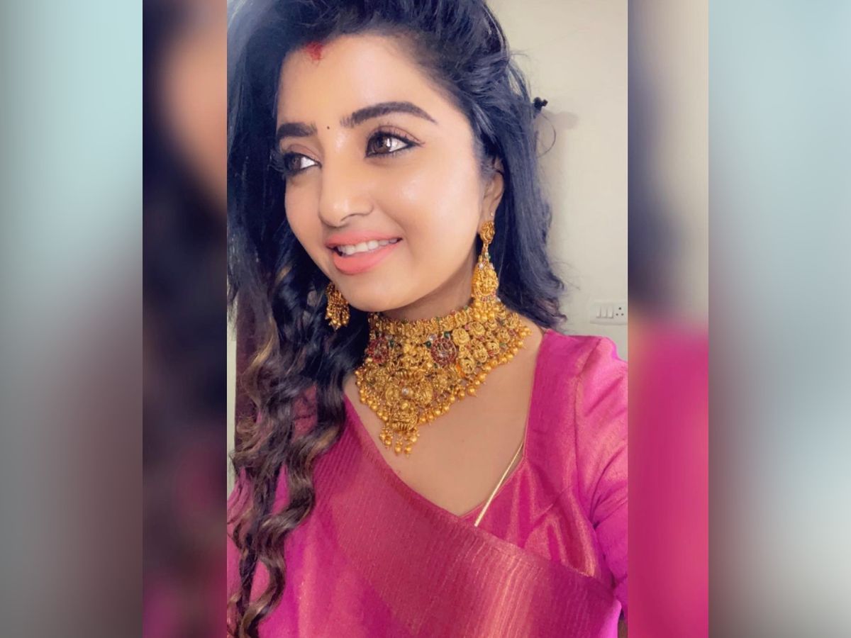  महालक्ष्मी को लेकर कई लोग का मानना है कि उन्होंने पैसों के लिए भारी वजनी और सांवले रंग के रविंदर से शादी की है, जिनकी एज भी एक्ट्रेस से काफी ज्यादा है. हालांकि, पिछले दिनों ही साउथ एक्ट्रेस ने अपनी इनकम के बारे में जानकारी दी है.