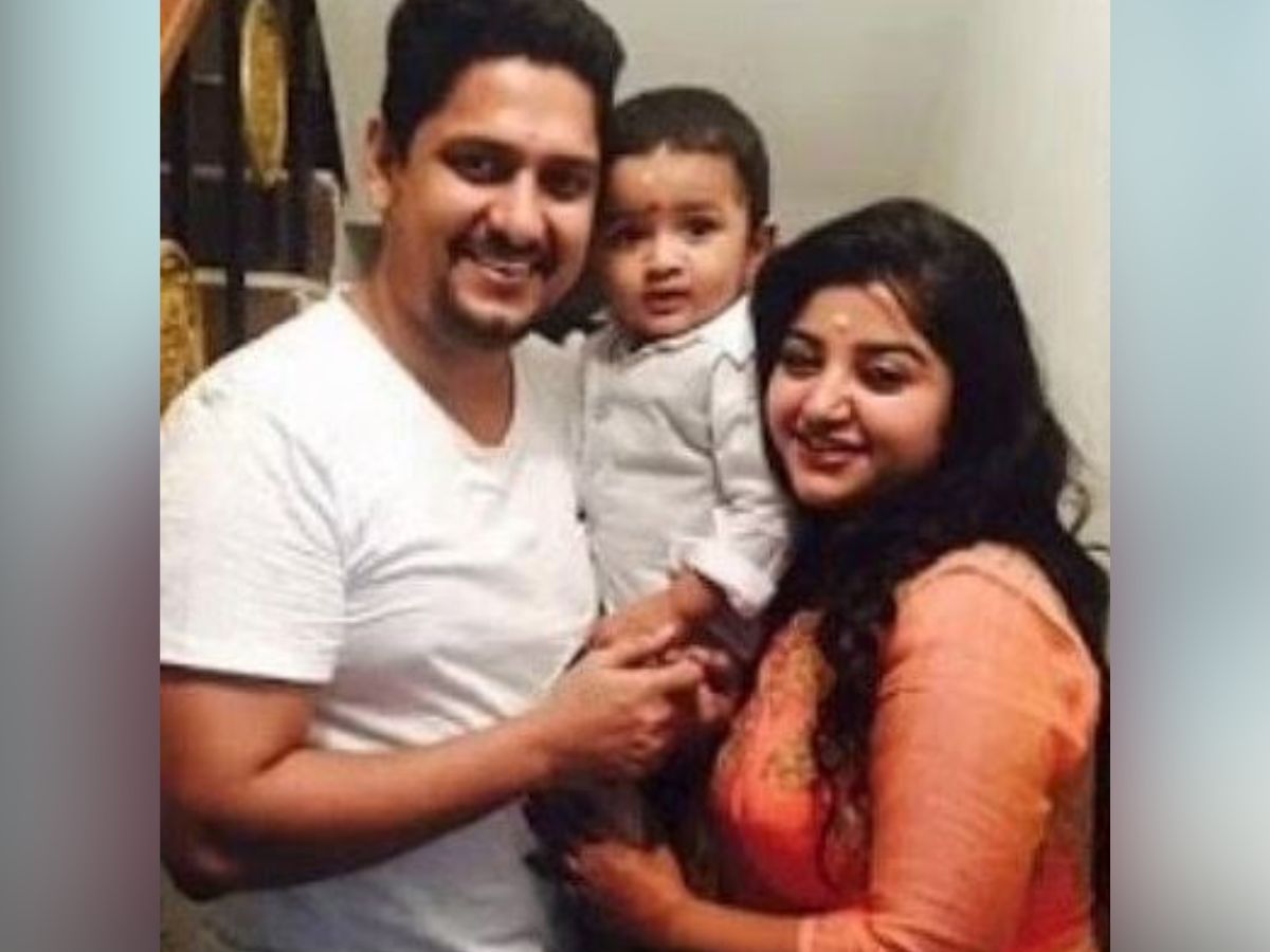  करियर के बीच ही महालक्ष्मी ने अनिल नेरेदिमिल्ली से विवाह रचाया जो कि पहले से ही शादीशुदा थे और उनसे एक एक्ट्रेस की एक संतान भी है. तभी साउथ की मशहूर सीरियल एक्ट्रेस जय श्री ने महालक्ष्मी पर गंभीर आरोप लगाया थे जिसमें उन्होंने खुलासा किया कि उनके पति अभिनेता ईश्वर और महालक्ष्मी के बीच संबंध थे.