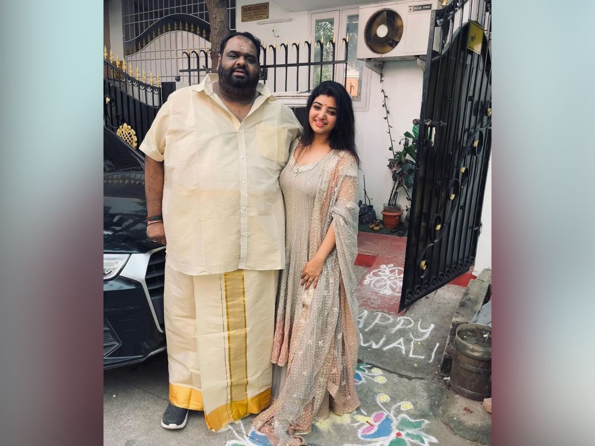  बहरहाल, एक्ट्रेस के ऐसे मुश्किल हालातों में निर्माता रविंदर ने उनकी काफी मदद की जिससे वे अपनी समस्यों से उबर सकीं और उन्हीं के साथ शादी कर अब उन्होंने एक नया जीवन शुरू किया है.