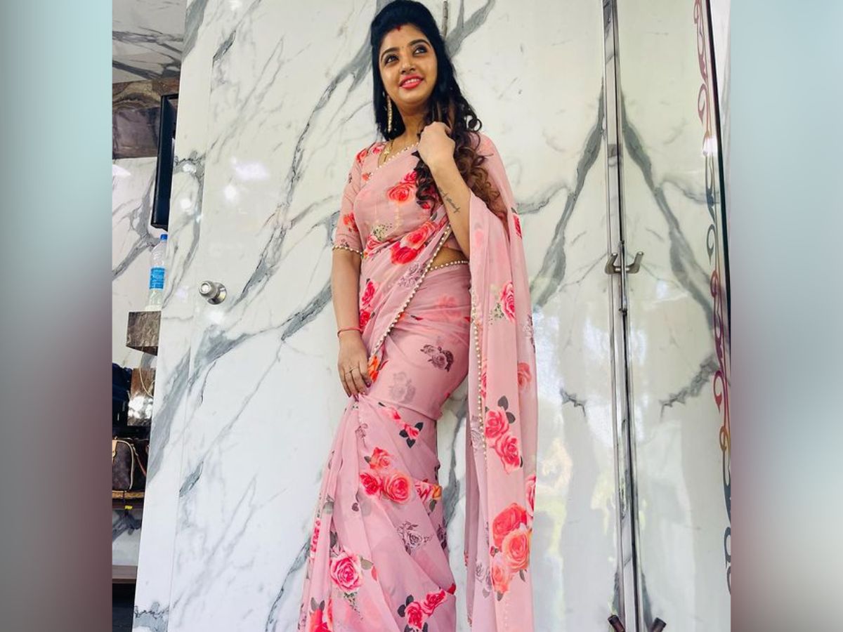  महालक्ष्मी ने साल 2000 में सन म्यूजिक चैनल पर एक होस्ट के रूप में अपने करियर की शुरुआत की और प्रशंसकों के बीच अपनी एक पहचान बनाई.