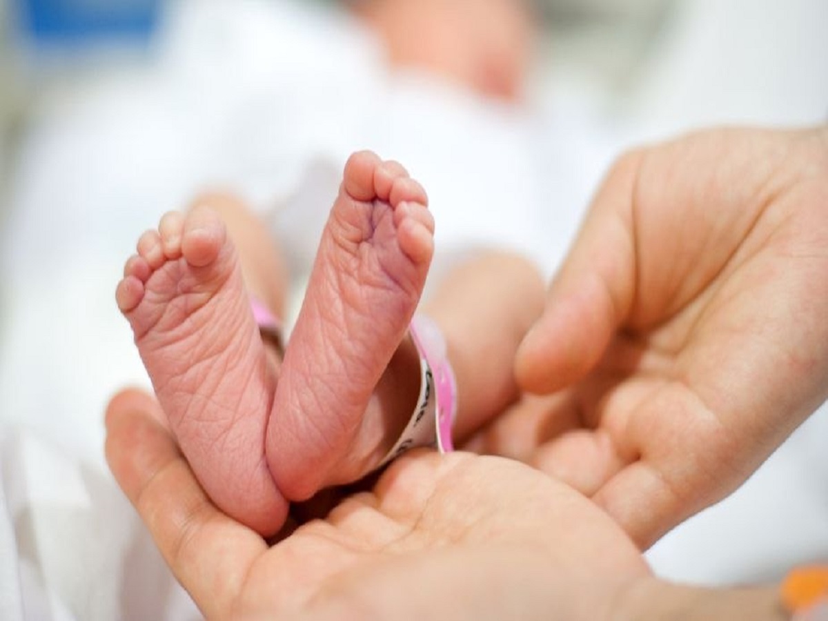 नवजात शिशु की मौत के मामले में अस्पताल प्रशासन स्पष्ट जबाव नहीं दे रहा है.