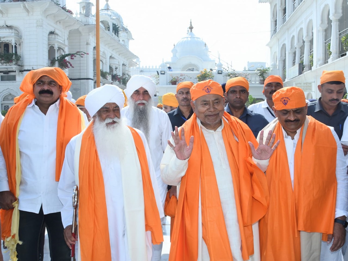 सीएम नीतीश कुमार जब मत्था टेकने गुरुद्वारा पहुंचे, उसी वक्त एक महिला ने पीछे से तेज आवाज लगाई, जिसके बाद सीएम ने मुस्कुरा कर महिला का अभिवादन किया. 