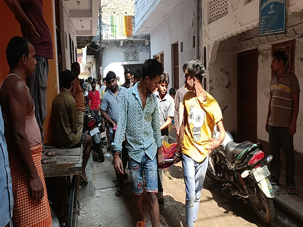 बहन को प्रेमी के साथ देख नाराज भाई ने प्रेमी की बेरहमी से पिटाई कर दी. 