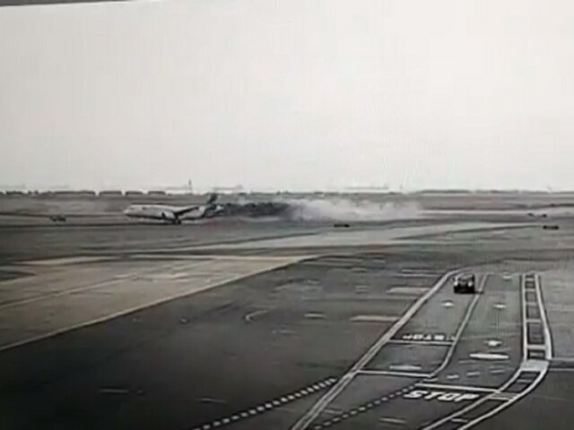 VIDEO: टेक ऑफ कर रहा था प्लेन, तभी रनवे पर सामने आ गया दमकल ट्रक और फिर ...