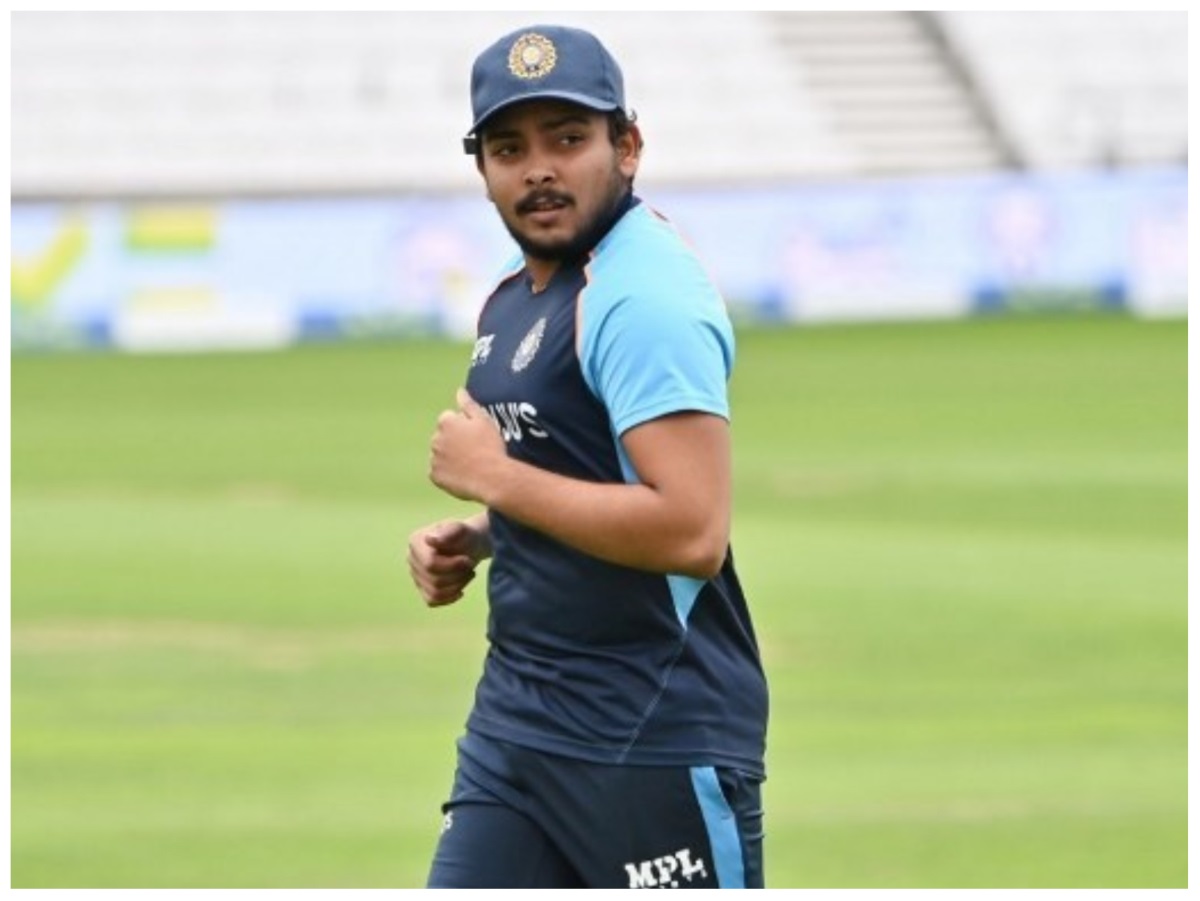 खेल के सबसे छोटे प्रारूप में उनके शानदार स्ट्रोकप्ले को देखकर ऐसा लगता है कि मानो पृथ्वी शॉ में गेंदबाज के दिमाग को पढ़ने की अदभुत क्षमता है. पिछले कुछ सालों में पृथ्वी शॉ इंडियन प्रीमियर लीग (IPL) में सबसे नियमित बल्लेबाजों में से एक के रूप में उभरे हैं. 22 वर्षीय खिलाड़ी पिछले कई सीजन से दिल्ली कैपिटल्स के लिए खेल रहे हैं और उनके लिए शानदार रहे हैं. पृथ्वी शॉ के 23 वें जन्मदिन पर आइए हम उनके छोटे से करियर की कुछ सर्वश्रेष्ठ पारियों पर एक नजर डालते हैं. (PIC: AFP)