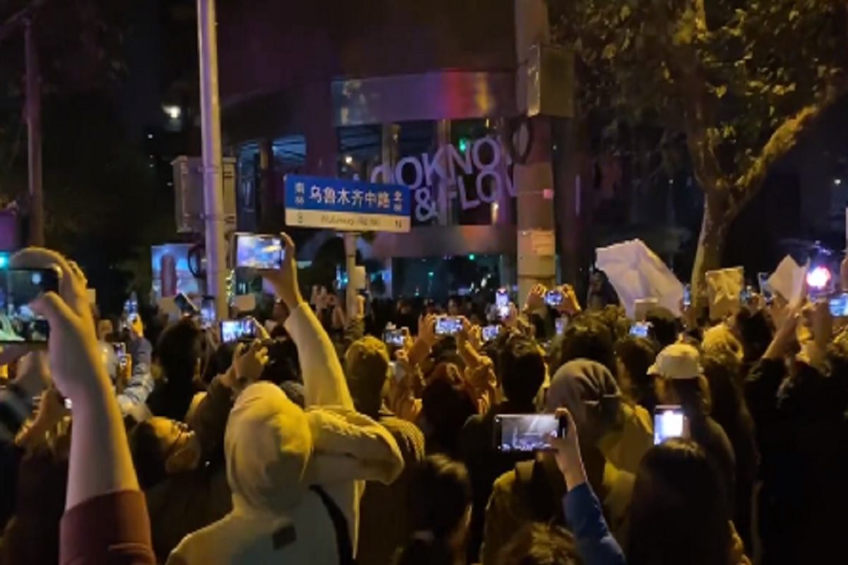 चीन: सरकार की जीरो कोविड पॉलिसी के खिलाफ भड़का लोगों का गुस्सा, हो रहे  विरोध प्रदर्शन, जानिए 10 बड़ी बातें ... - china people anger erupted  against zero covid policy ...