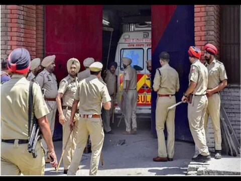 
पंजाब के फिरोजपुर में रद्द होंगे 666 हथियारों के लाइसेंस, पुलिस विभाग ने प्रशासन को भेजी रिपोर्ट (सांकेतिक तस्वीर)