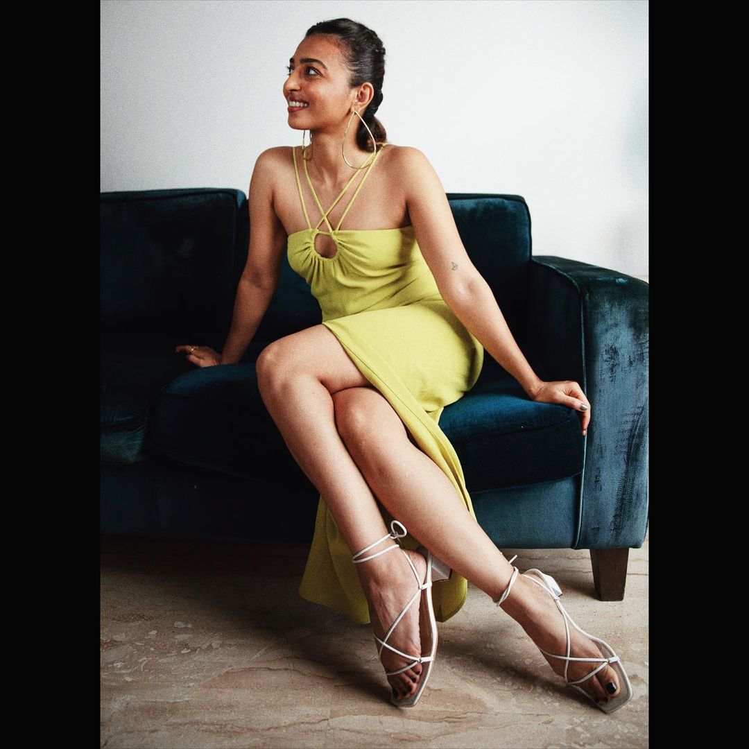 राधिका आए दिन इंस्टा पर अपनी लेटेस्ट तस्वीरें शेयर करती रहती हैं, जो देखते ही देखते इंटरनेट पर वायरल हो जाती हैं. (फोटो साभारः Instagram @radhikaofficial)