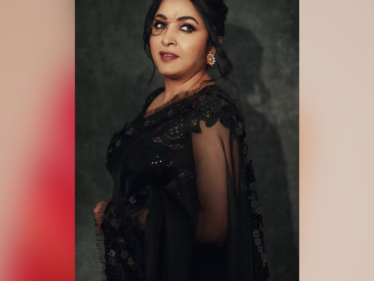  सोशल मीडिया पर सामने आई फोटोज (Ramya Krishnan Photos) में देखने के लिए मिल रहा है कि राम्या 52 साल की उम्र में भी फैंस के दिलों की धड़कनों को बढ़ा रही हैं. उन्होंने तस्वीरों को शेयर करने के साथ ही लिखा, 'ब्लैक की लत'.