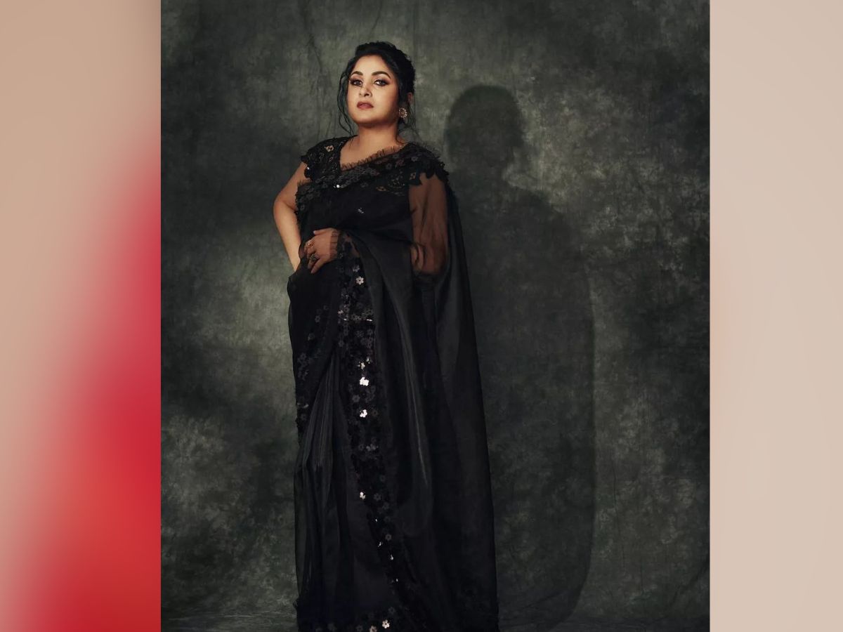 इसके अलावा तीसरे ने लिखा, 'आपको गॉर्जियस दिखने की इजाजत किसने दी? सच में एकदम स्टनर'. इसी तरह से लोग उनकी पोस्ट पर जमकर कमेंट्स कर रहे हैं. राम्या की तस्वीरों को 41 हजार से ज्यादा लाइक्स मिल चुके हैं.